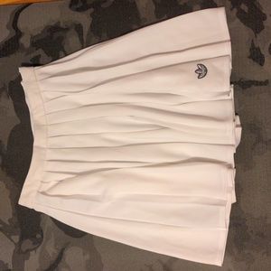 white pleated skirt